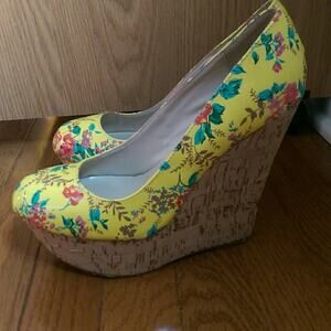 Breckelles Floral Yellow Wedges Size 8.5